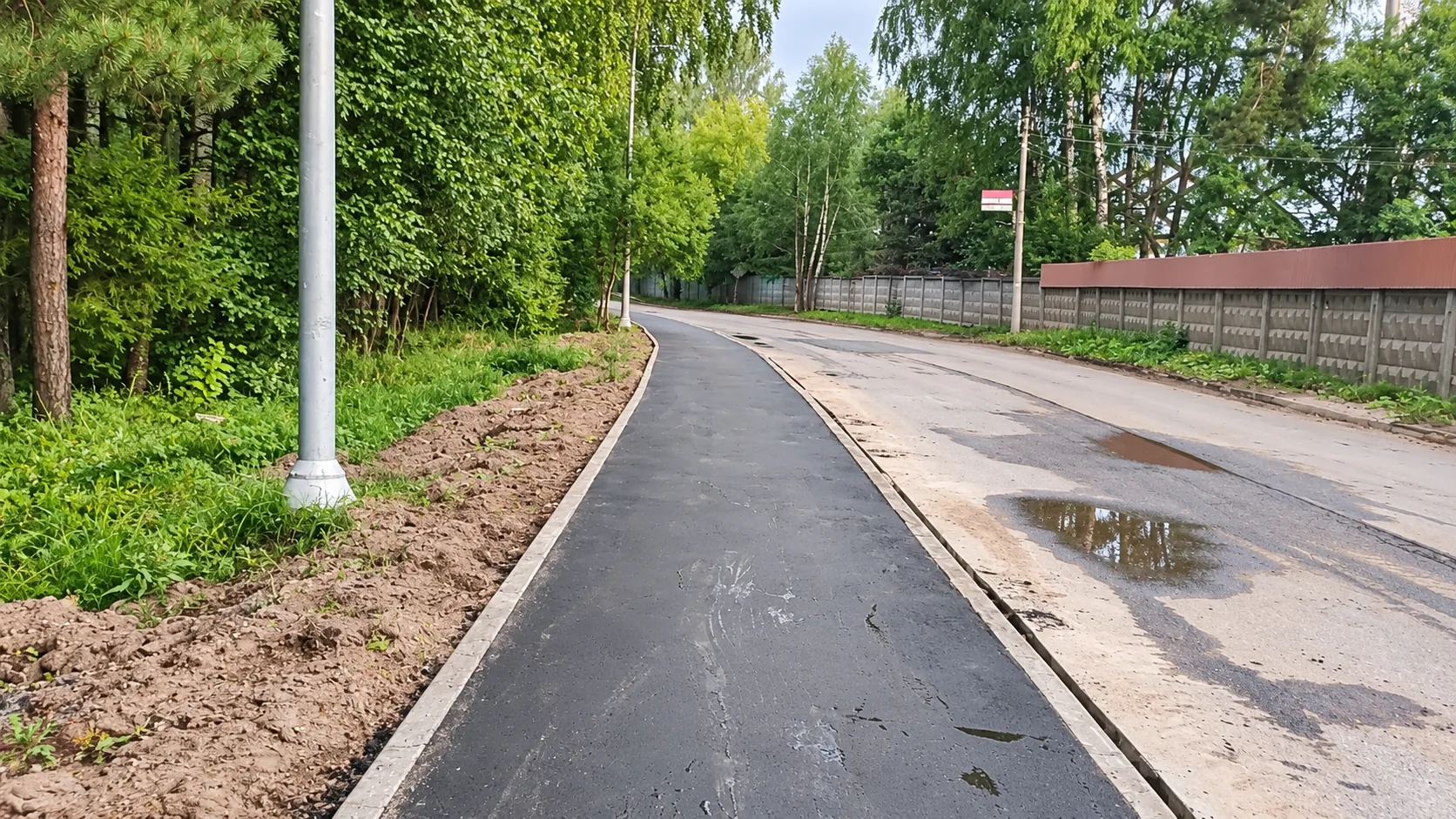 Асфальтированная пешеходная дорожка на улице Строителей в Ногинске