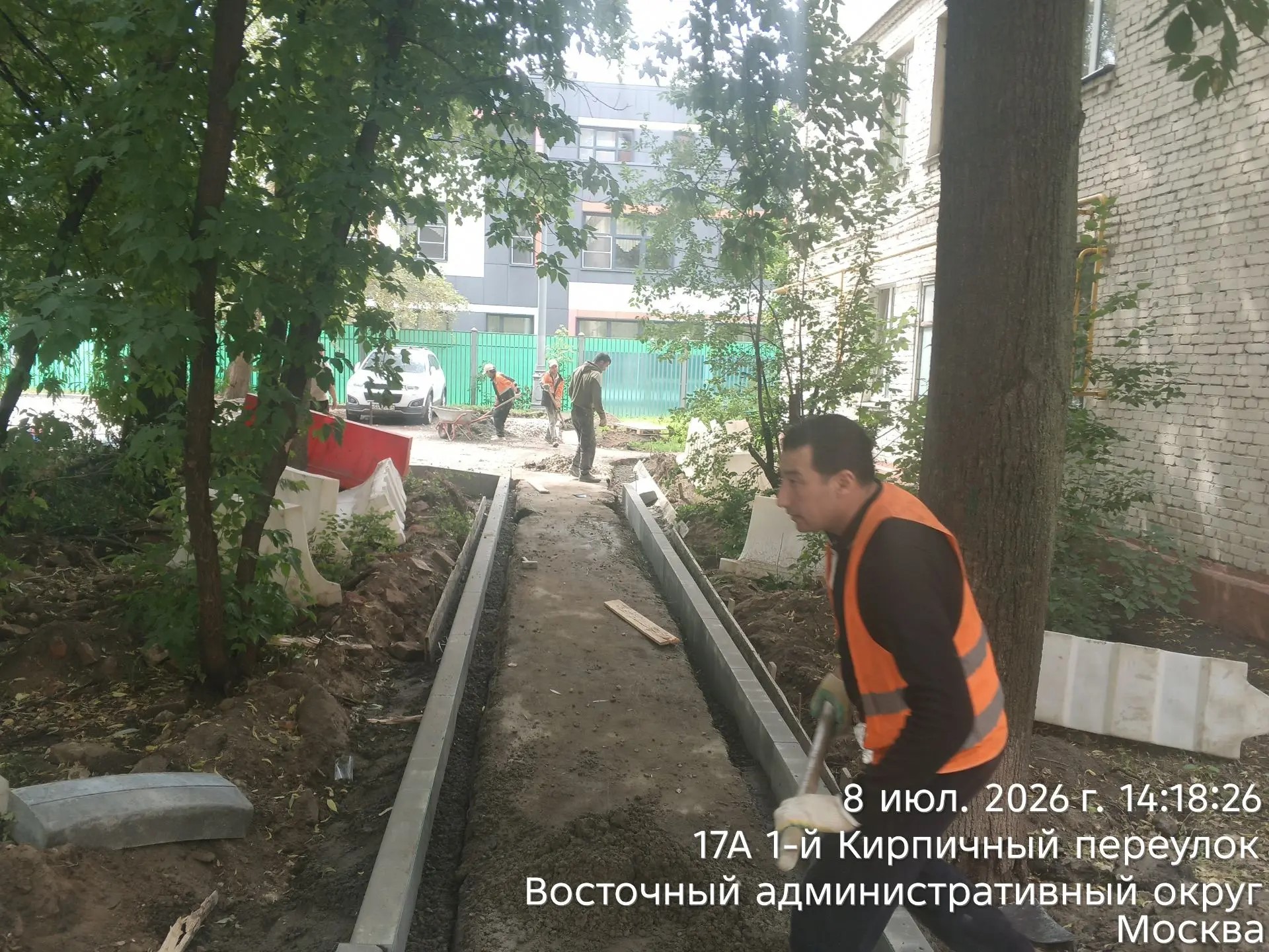 Работы на участке у здания