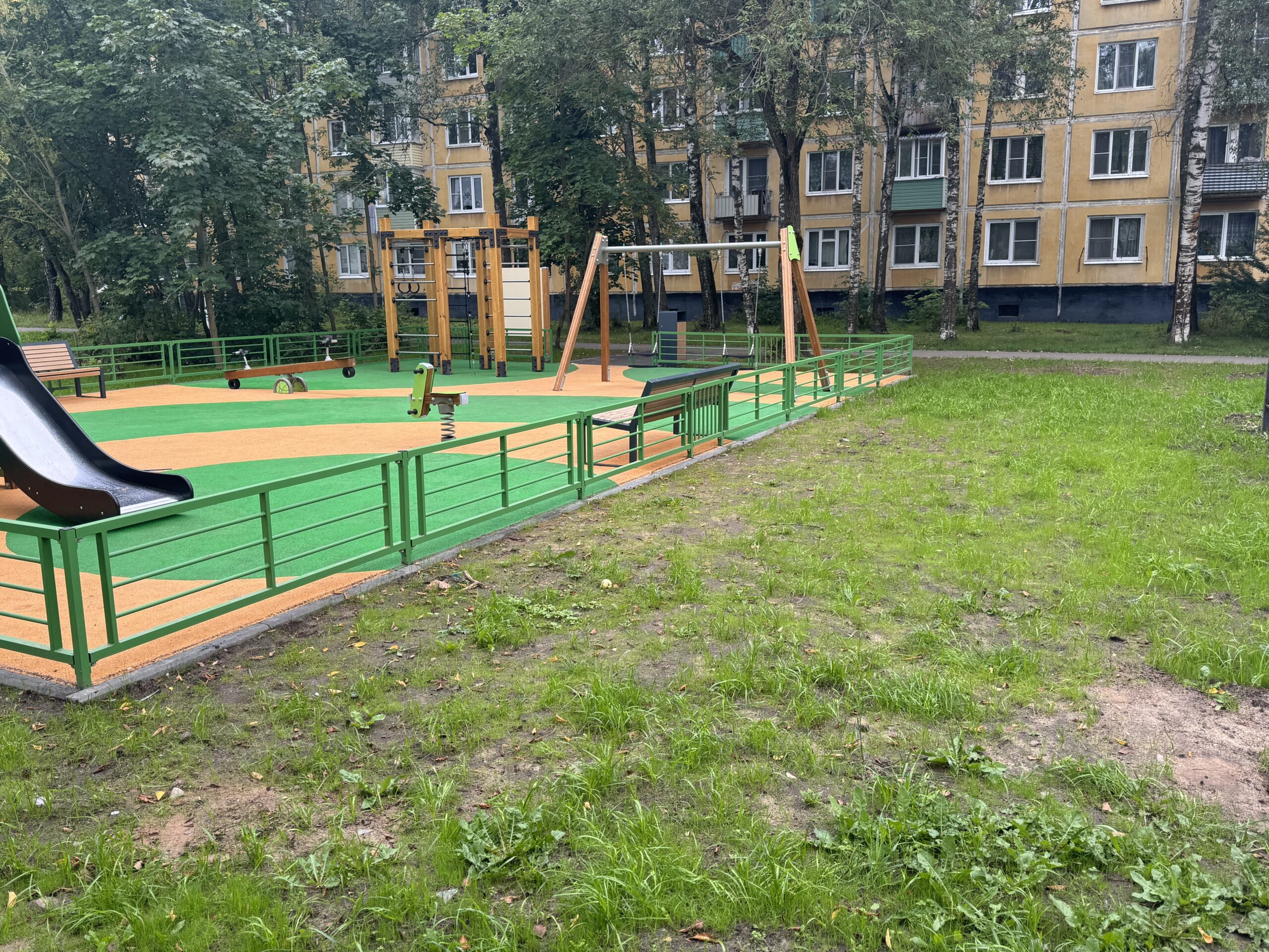 Площадка с дорожкой и покрытием