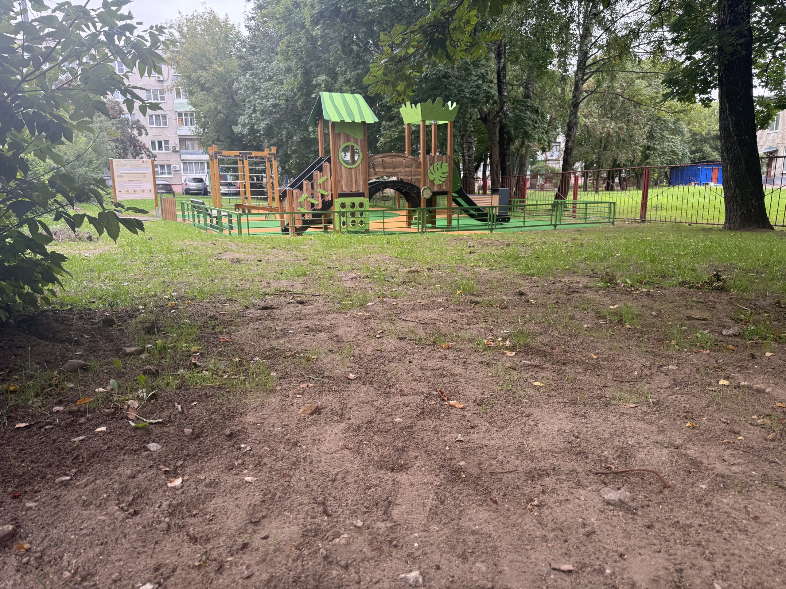 Территория и детская площадка